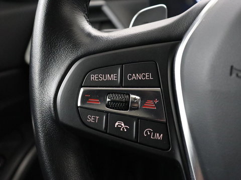 BMW 3 Serie 318i | Leder | Adaptive cruise | Stoelverwarming | Memory | Live Cockpit | Sportstoelen | Carplay | Keyless | Trekhaak | Parkeerhulp | Climate control | Full LED | Origineel NL