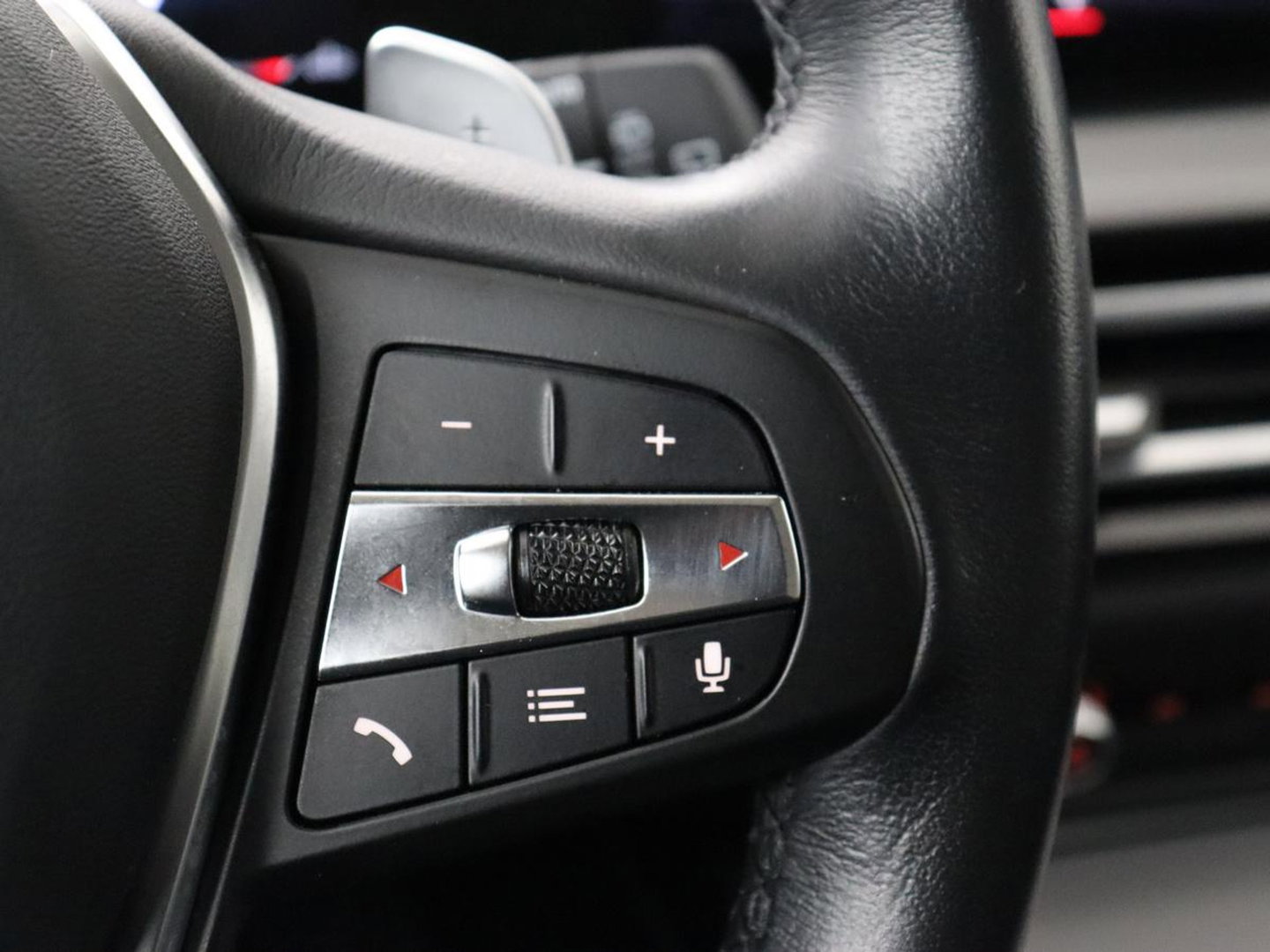 BMW 3 Serie 318i | Leder | Adaptive cruise | Stoelverwarming | Memory | Live Cockpit | Sportstoelen | Carplay | Keyless | Trekhaak | Parkeerhulp | Climate control | Full LED | Origineel NL