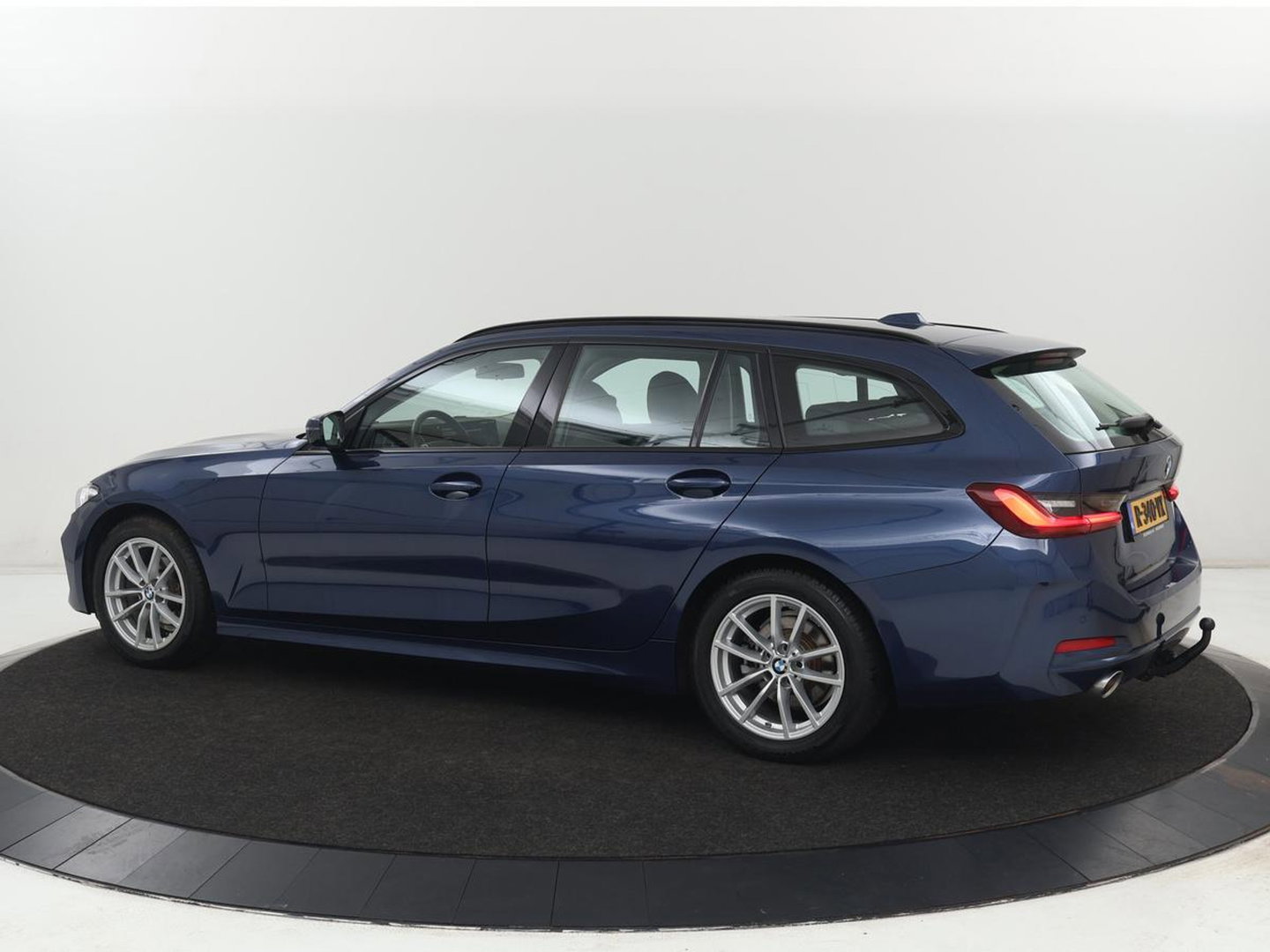 BMW 3 Serie 318i | Leder | Adaptive cruise | Stoelverwarming | Memory | Live Cockpit | Sportstoelen | Carplay | Keyless | Trekhaak | Parkeerhulp | Climate control | Full LED | Origineel NL