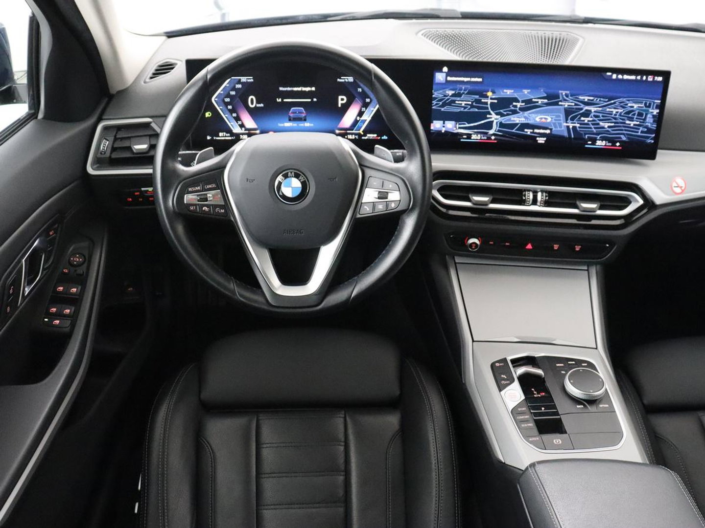 BMW 3 Serie 318i | Leder | Adaptive cruise | Stoelverwarming | Memory | Live Cockpit | Sportstoelen | Carplay | Keyless | Trekhaak | Parkeerhulp | Climate control | Full LED | Origineel NL