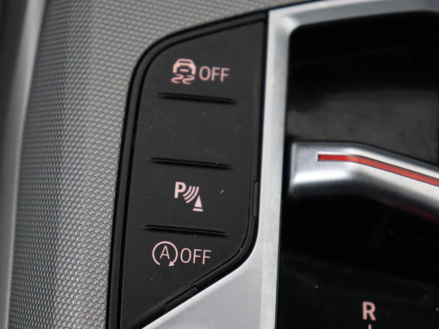 BMW 3 Serie 318i | Leder | Adaptive cruise | Stoelverwarming | Memory | Live Cockpit | Sportstoelen | Carplay | Keyless | Trekhaak | Parkeerhulp | Climate control | Full LED | Origineel NL