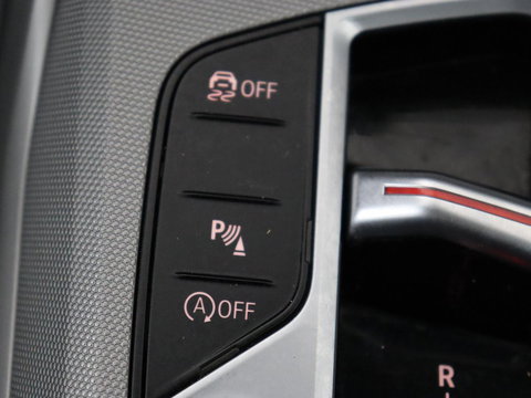 BMW 3 Serie 318i | Leder | Adaptive cruise | Stoelverwarming | Memory | Live Cockpit | Sportstoelen | Carplay | Keyless | Trekhaak | Parkeerhulp | Climate control | Full LED | Origineel NL