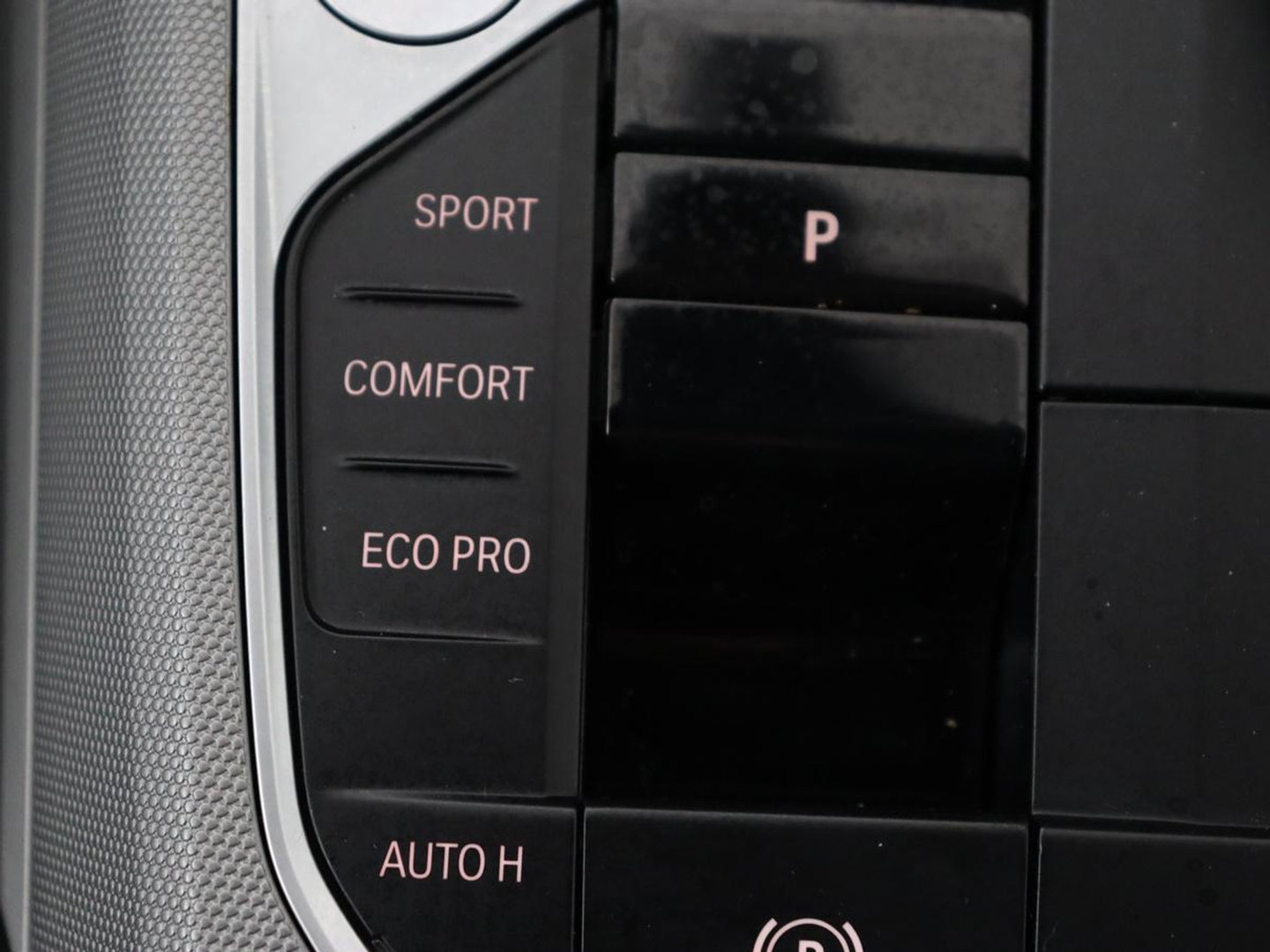 BMW 3 Serie 318i | Leder | Adaptive cruise | Stoelverwarming | Memory | Live Cockpit | Sportstoelen | Carplay | Keyless | Trekhaak | Parkeerhulp | Climate control | Full LED | Origineel NL