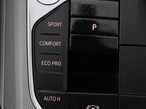 BMW 3 Serie 318i | Leder | Adaptive cruise | Stoelverwarming | Memory | Live Cockpit | Sportstoelen | Carplay | Keyless | Trekhaak | Parkeerhulp | Climate control | Full LED | Origineel NL