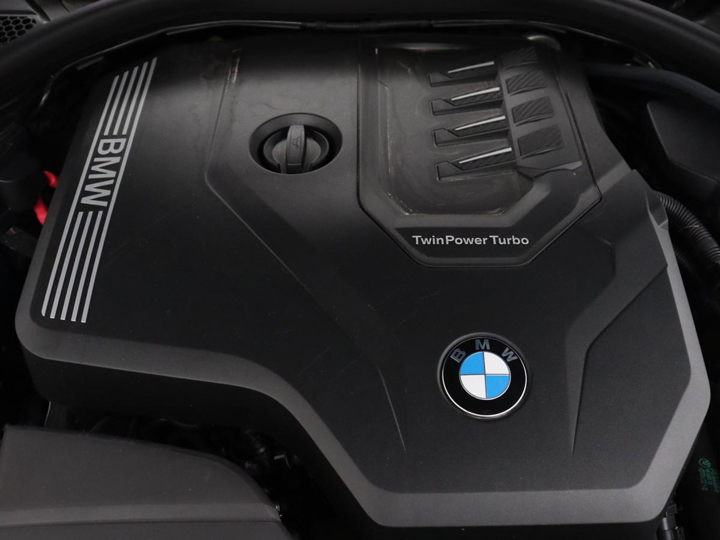 BMW 3 Serie 318i | Leder | Adaptive cruise | Stoelverwarming | Memory | Live Cockpit | Sportstoelen | Carplay | Keyless | Trekhaak | Parkeerhulp | Climate control | Full LED | Origineel NL