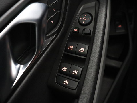 BMW 3 Serie 318i | Leder | Adaptive cruise | Stoelverwarming | Memory | Live Cockpit | Sportstoelen | Carplay | Keyless | Trekhaak | Parkeerhulp | Climate control | Full LED | Origineel NL