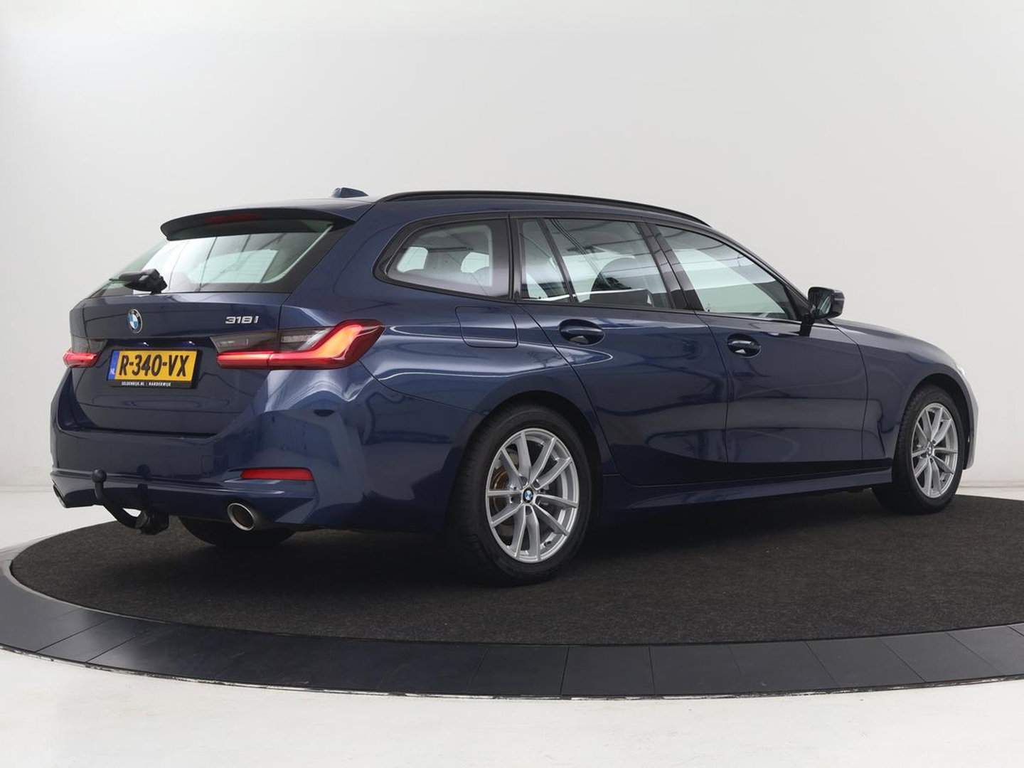 BMW 3 Serie 318i | Leder | Adaptive cruise | Stoelverwarming | Memory | Live Cockpit | Sportstoelen | Carplay | Keyless | Trekhaak | Parkeerhulp | Climate control | Full LED | Origineel NL