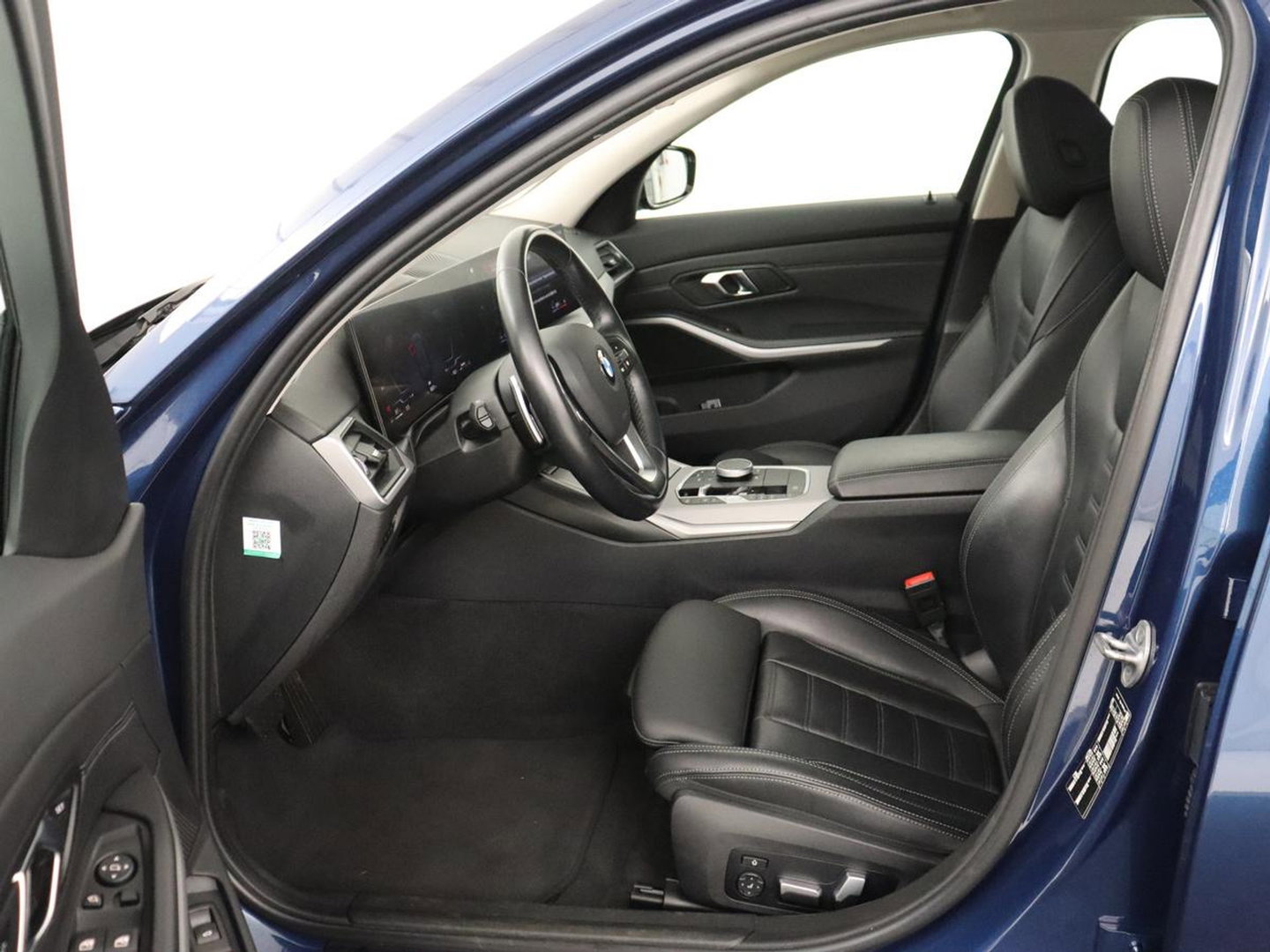 BMW 3 Serie 318i | Leder | Adaptive cruise | Stoelverwarming | Memory | Live Cockpit | Sportstoelen | Carplay | Keyless | Trekhaak | Parkeerhulp | Climate control | Full LED | Origineel NL