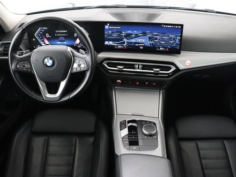 BMW 3 Serie 318i | Leder | Adaptive cruise | Stoelverwarming | Memory | Live Cockpit | Sportstoelen | Carplay | Keyless | Trekhaak | Parkeerhulp | Climate control | Full LED | Origineel NL