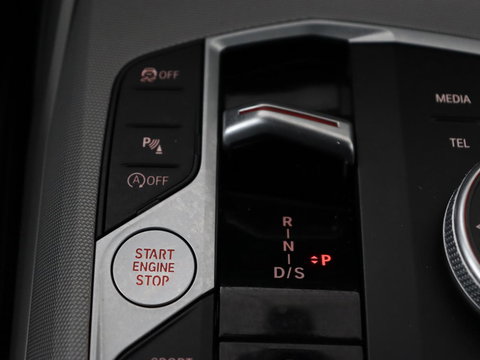 BMW 3 Serie 318i | Leder | Adaptive cruise | Stoelverwarming | Memory | Live Cockpit | Sportstoelen | Carplay | Keyless | Trekhaak | Parkeerhulp | Climate control | Full LED | Origineel NL