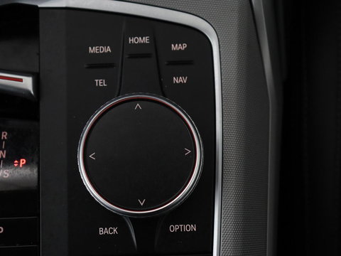 BMW 3 Serie 318i | Leder | Adaptive cruise | Stoelverwarming | Memory | Live Cockpit | Sportstoelen | Carplay | Keyless | Trekhaak | Parkeerhulp | Climate control | Full LED | Origineel NL