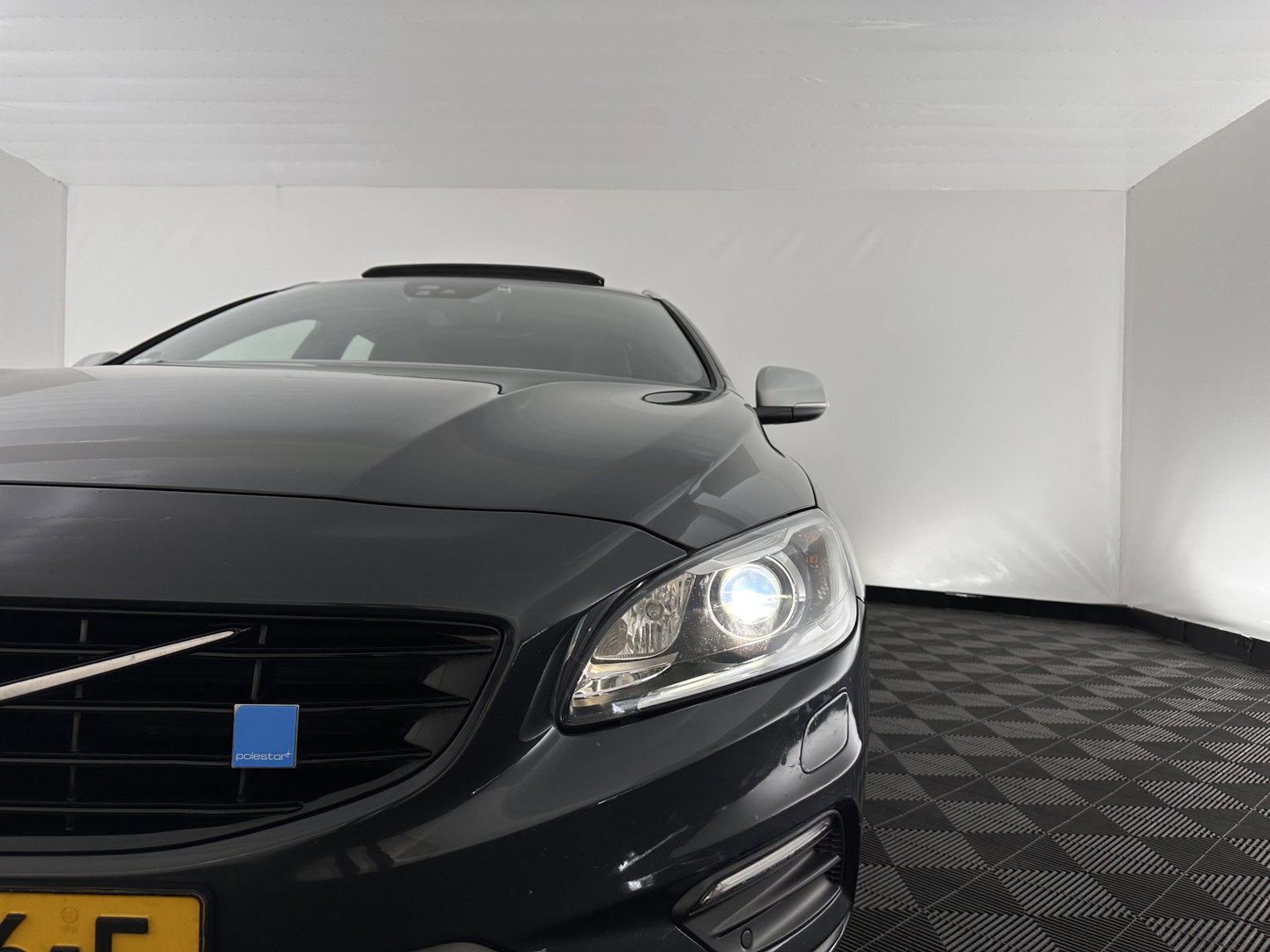 Volvo V60 2.4 D6 Twin Engine R-Design ⚠️Aircopomp Defect⚠️ (Plug-In) *PANO | LEATHER | HEATED-SPORTSEATS | XENON | ADAPTIVE-CRUISE | BLINDSPOT | NAVI-FULLMAP | PRIVACY-GLASS | ECC | MEMORY-PACK | PDC | CRUISE | 18''ALU*