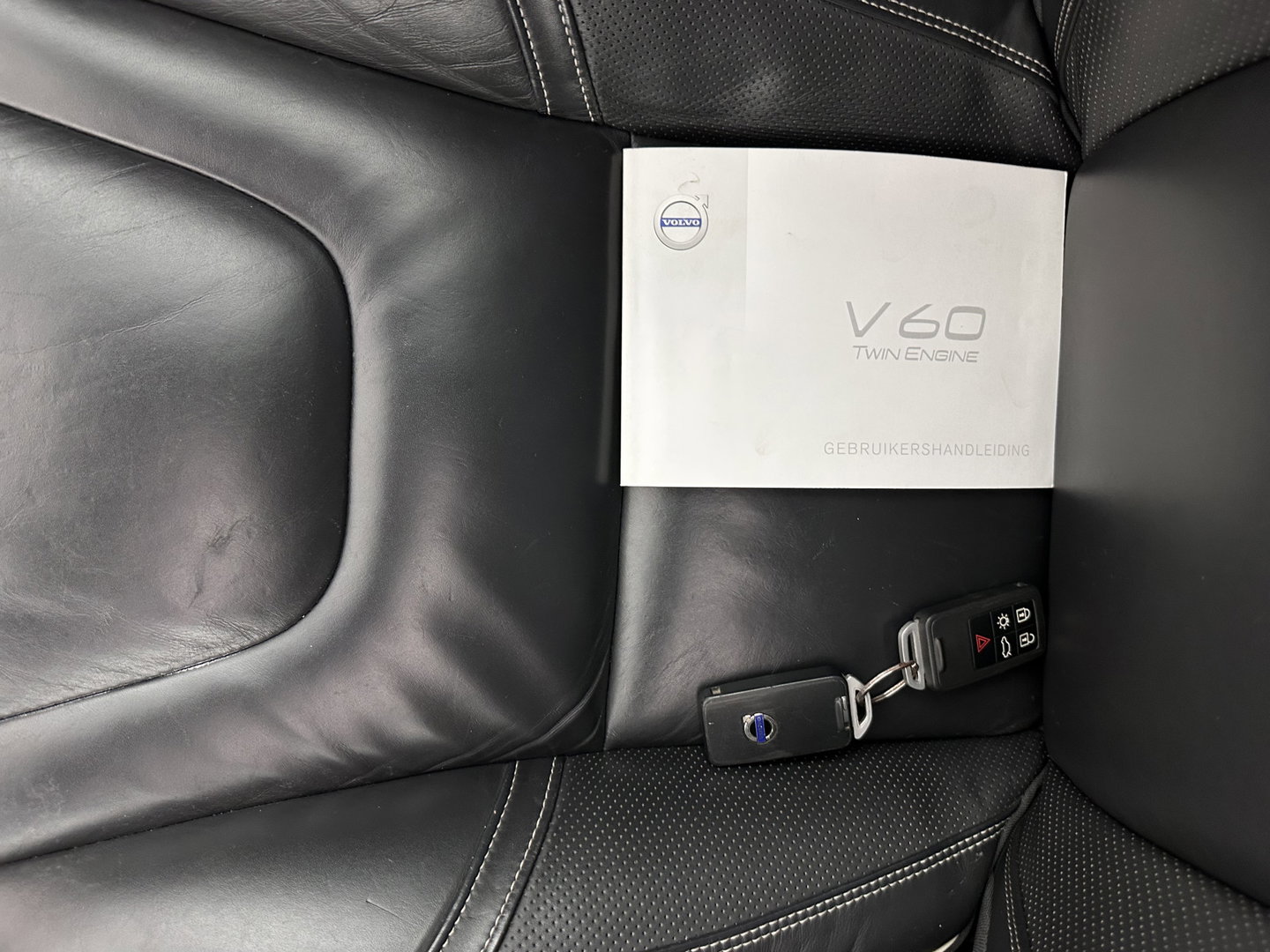 Volvo V60 2.4 D6 Twin Engine R-Design ⚠️Aircopomp Defect⚠️ (Plug-In) *PANO | LEATHER | HEATED-SPORTSEATS | XENON | ADAPTIVE-CRUISE | BLINDSPOT | NAVI-FULLMAP | PRIVACY-GLASS | ECC | MEMORY-PACK | PDC | CRUISE | 18''ALU*