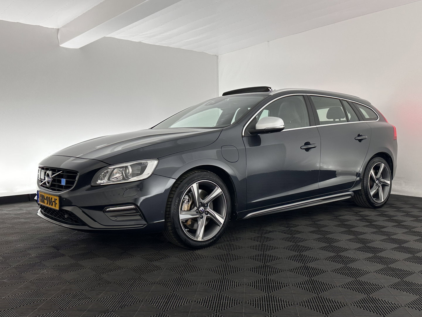Volvo V60 2.4 D6 Twin Engine R-Design ⚠️Aircopomp Defect⚠️ (Plug-In) *PANO | LEATHER | HEATED-SPORTSEATS | XENON | ADAPTIVE-CRUISE | BLINDSPOT | NAVI-FULLMAP | PRIVACY-GLASS | ECC | MEMORY-PACK | PDC | CRUISE | 18''ALU*