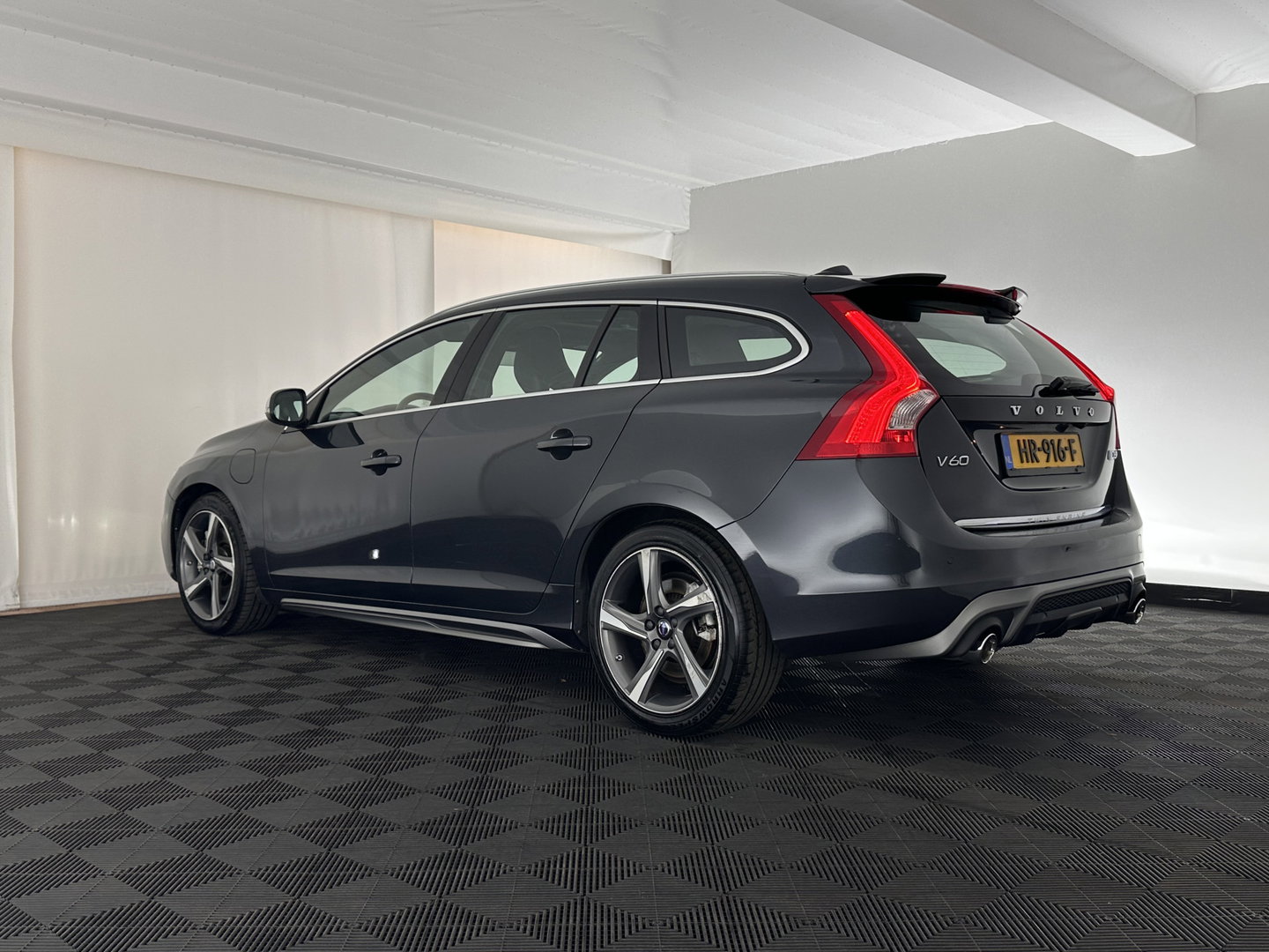 Volvo V60 2.4 D6 Twin Engine R-Design ⚠️Aircopomp Defect⚠️ (Plug-In) *PANO | LEATHER | HEATED-SPORTSEATS | XENON | ADAPTIVE-CRUISE | BLINDSPOT | NAVI-FULLMAP | PRIVACY-GLASS | ECC | MEMORY-PACK | PDC | CRUISE | 18''ALU*