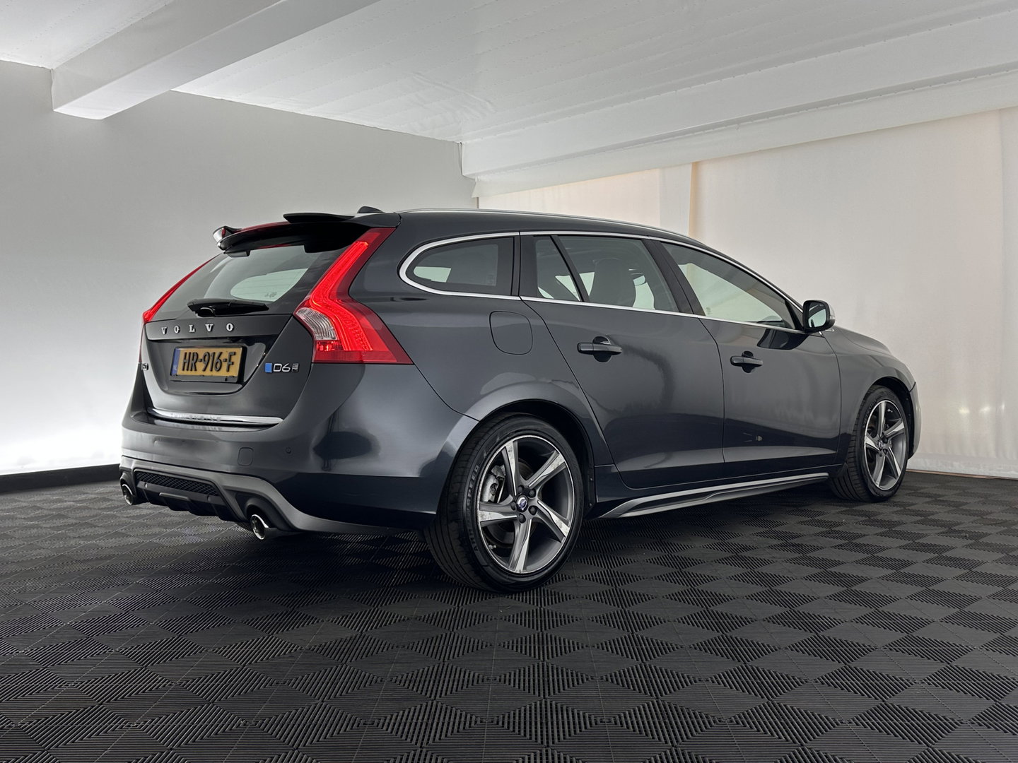 Volvo V60 2.4 D6 Twin Engine R-Design ⚠️Aircopomp Defect⚠️ (Plug-In) *PANO | LEATHER | HEATED-SPORTSEATS | XENON | ADAPTIVE-CRUISE | BLINDSPOT | NAVI-FULLMAP | PRIVACY-GLASS | ECC | MEMORY-PACK | PDC | CRUISE | 18''ALU*