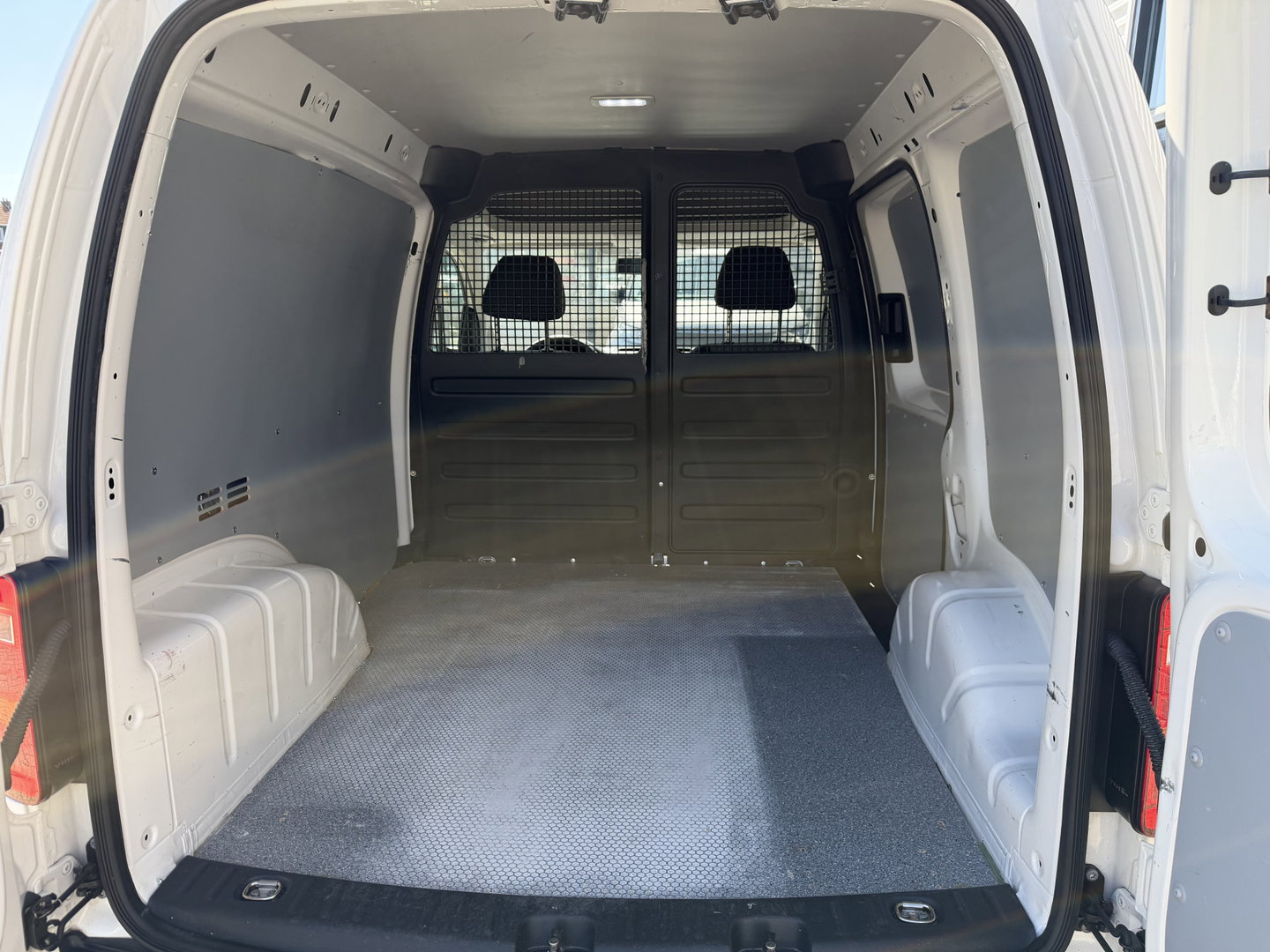 Volkswagen Caddy 1.0 TSI L1H1 BMT Trendline benzine grijs kenteken / euro 6 / bpm vrij / vaste prijs rijklaar € 14.950 ex btw / lease vanaf € / airco / schuifdeur