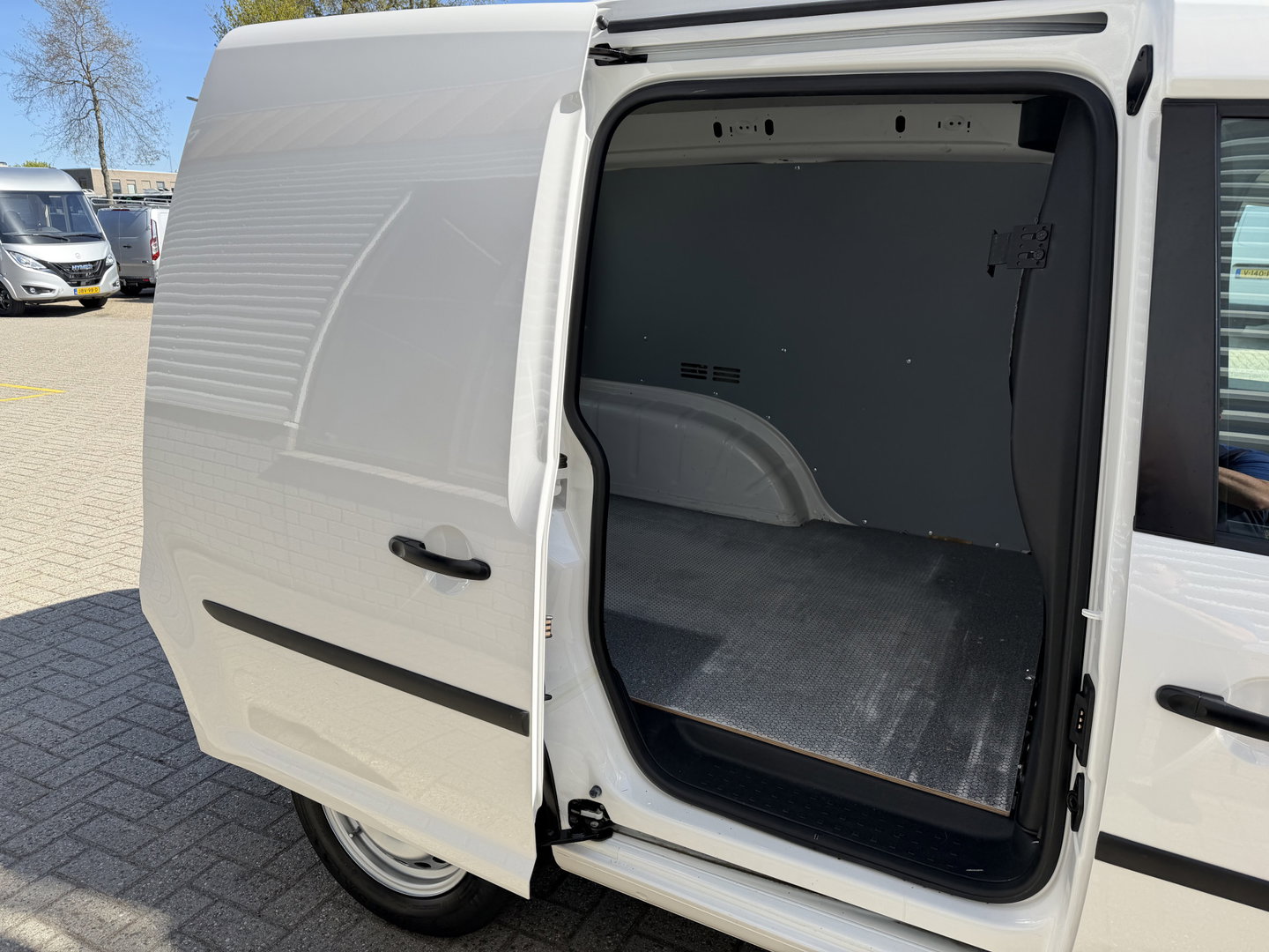 Volkswagen Caddy 1.0 TSI L1H1 BMT Trendline benzine grijs kenteken / euro 6 / bpm vrij / vaste prijs rijklaar € 14.950 ex btw / lease vanaf € / airco / schuifdeur
