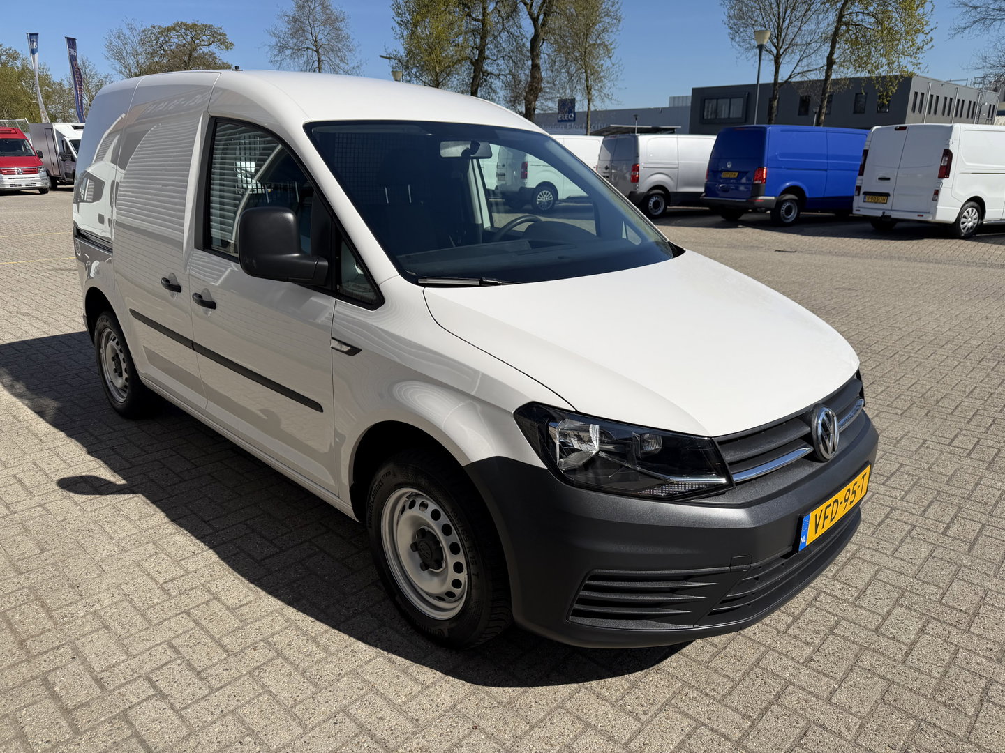 Volkswagen Caddy 1.0 TSI L1H1 BMT Trendline benzine grijs kenteken / euro 6 / bpm vrij / vaste prijs rijklaar € 14.950 ex btw / lease vanaf € / airco / schuifdeur