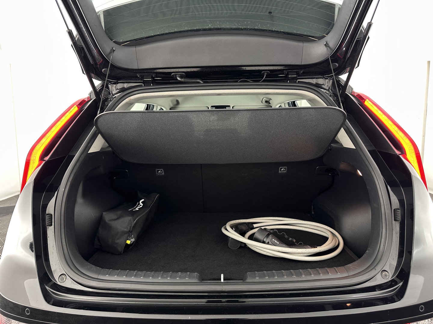 Kia Niro EV DynamicLine 64.8 kWh [ 3-Fase-11kW] {SOH-100%} (INCL-BTW) *LEATHER-FABRIC | ADAPTIVE-CRUISE | DIGI-COCKPIT | KEYLESS | CAMERA | DAB | COMFORT-SEATS | SHIFTPADDLES | ECC | PRIVACY-GLASS | PDC | 17''ALU*