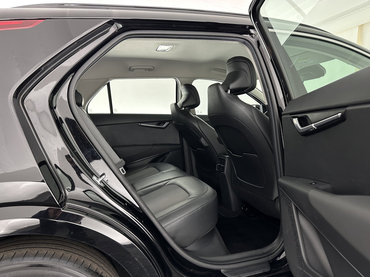 Kia Niro EV DynamicLine 64.8 kWh [ 3-Fase-11kW] {SOH-100%} (INCL-BTW) *LEATHER-FABRIC | ADAPTIVE-CRUISE | DIGI-COCKPIT | KEYLESS | CAMERA | DAB | COMFORT-SEATS | SHIFTPADDLES | ECC | PRIVACY-GLASS | PDC | 17''ALU*