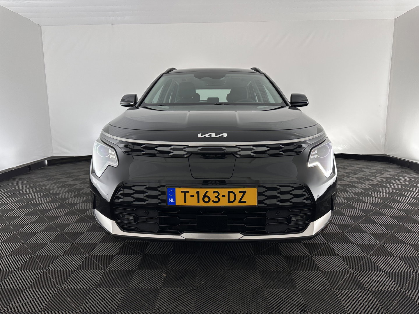 Kia Niro EV DynamicLine 64.8 kWh [ 3-Fase-11kW] {SOH-100%} (INCL-BTW) *LEATHER-FABRIC | ADAPTIVE-CRUISE | DIGI-COCKPIT | KEYLESS | CAMERA | DAB | COMFORT-SEATS | SHIFTPADDLES | ECC | PRIVACY-GLASS | PDC | 17''ALU*