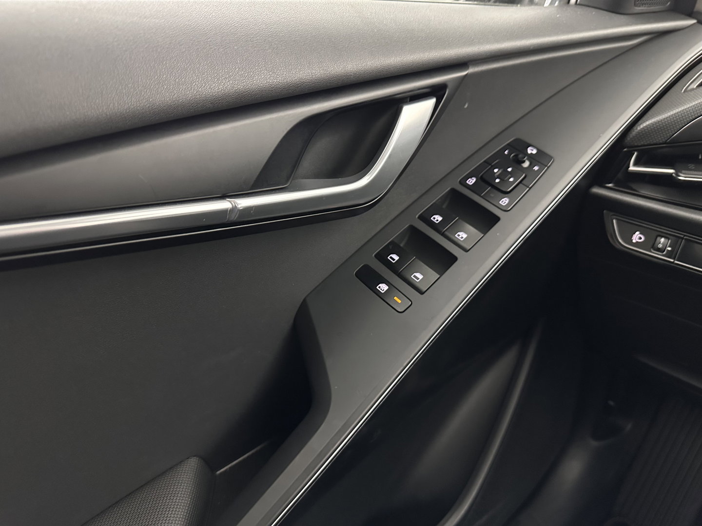 Kia Niro EV DynamicLine 64.8 kWh [ 3-Fase-11kW] {SOH-100%} (INCL-BTW) *LEATHER-FABRIC | ADAPTIVE-CRUISE | DIGI-COCKPIT | KEYLESS | CAMERA | DAB | COMFORT-SEATS | SHIFTPADDLES | ECC | PRIVACY-GLASS | PDC | 17''ALU*