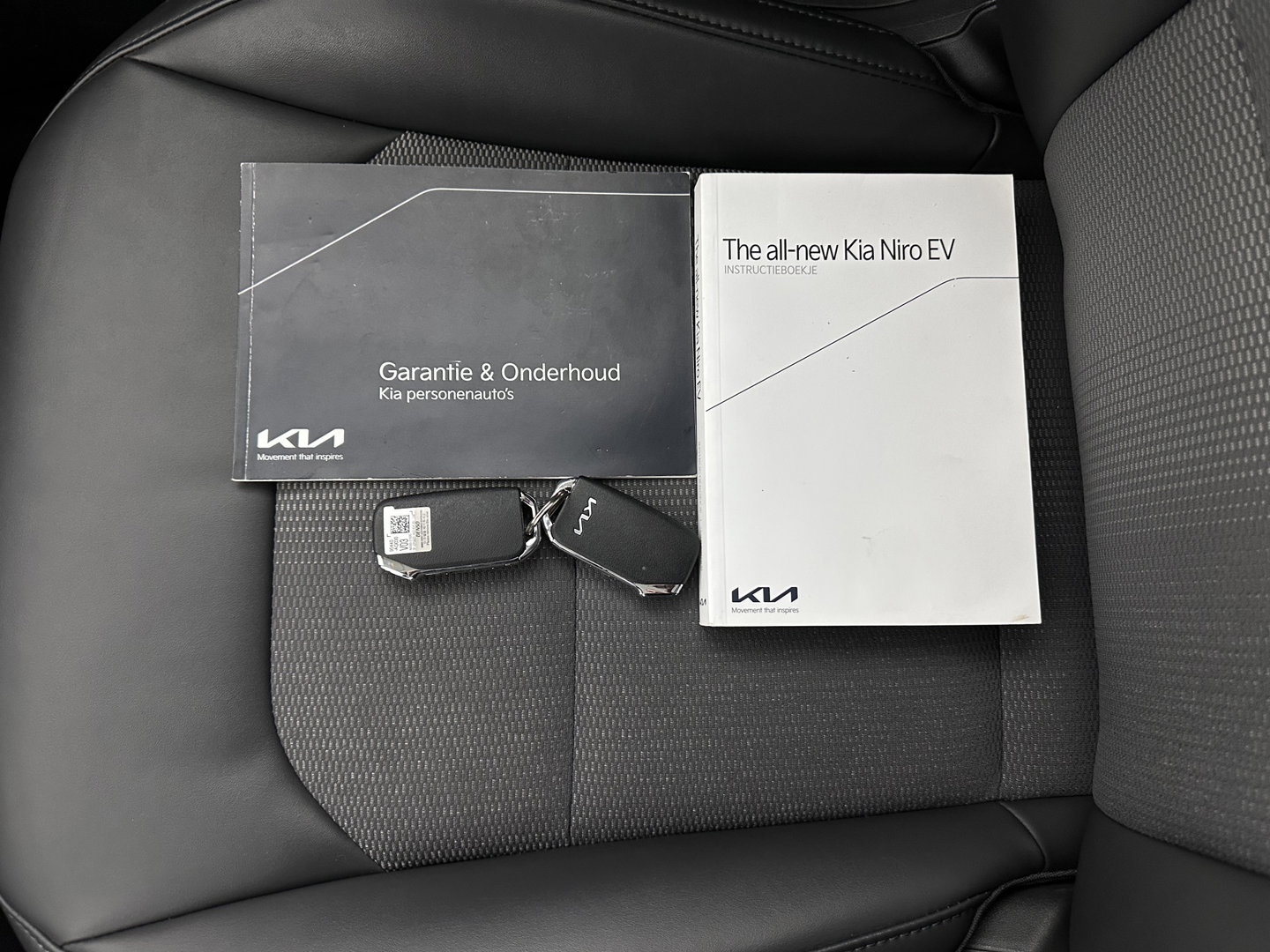 Kia Niro EV DynamicLine 64.8 kWh [ 3-Fase-11kW] {SOH-100%} (INCL-BTW) *LEATHER-FABRIC | ADAPTIVE-CRUISE | DIGI-COCKPIT | KEYLESS | CAMERA | DAB | COMFORT-SEATS | SHIFTPADDLES | ECC | PRIVACY-GLASS | PDC | 17''ALU*