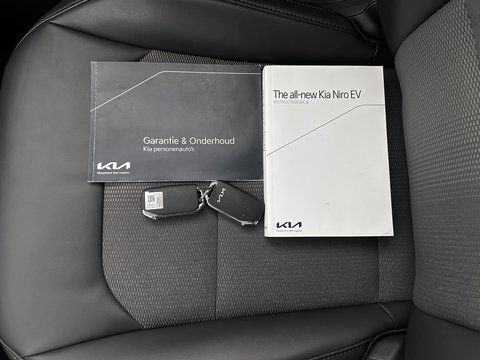 Kia Niro EV DynamicLine 64.8 kWh [ 3-Fase-11kW] {SOH-100%} (INCL-BTW) *LEATHER-FABRIC | ADAPTIVE-CRUISE | DIGI-COCKPIT | KEYLESS | CAMERA | DAB | COMFORT-SEATS | SHIFTPADDLES | ECC | PRIVACY-GLASS | PDC | 17''ALU*