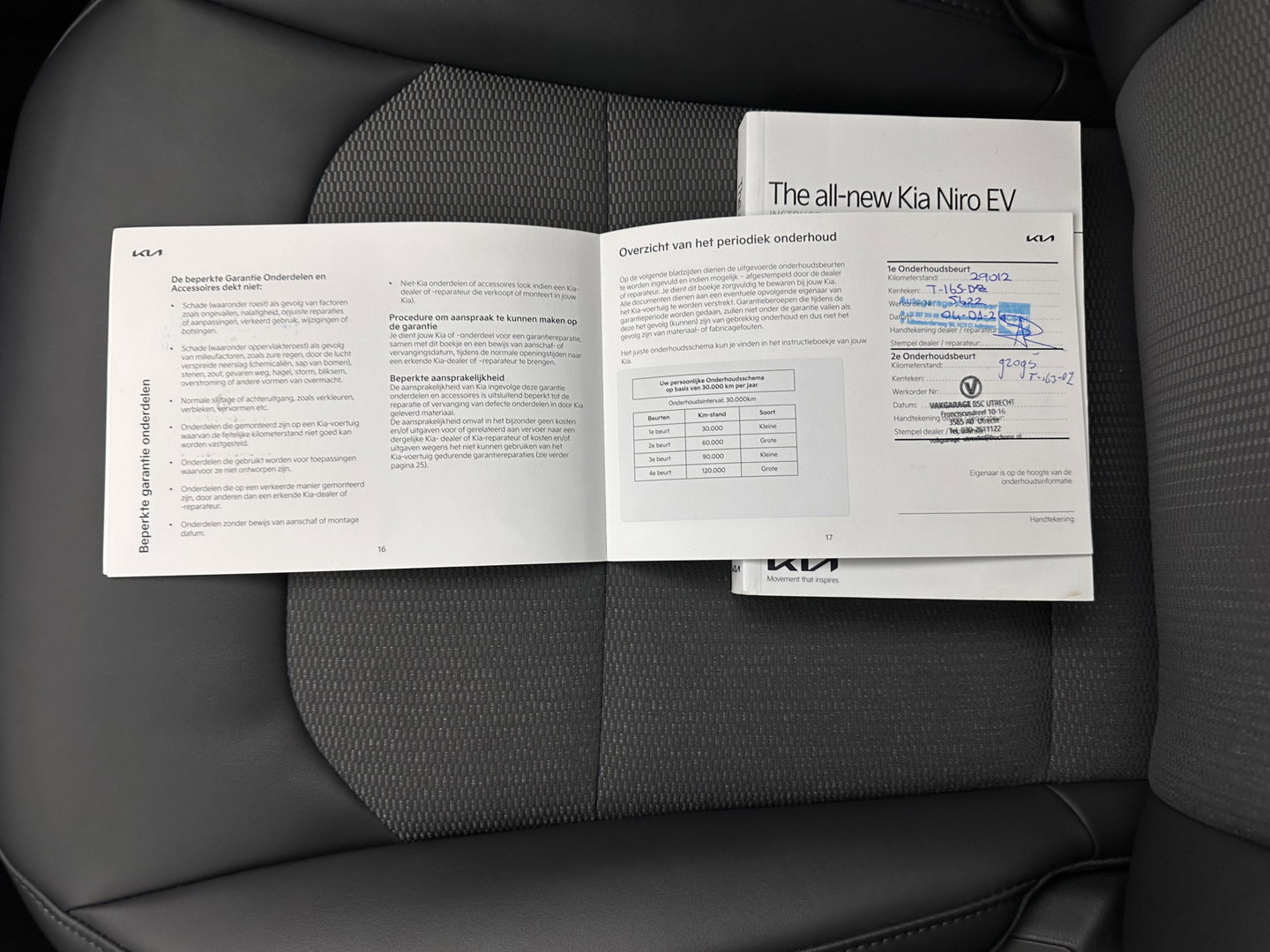 Kia Niro EV DynamicLine 64.8 kWh [ 3-Fase-11kW] {SOH-100%} (INCL-BTW) *LEATHER-FABRIC | ADAPTIVE-CRUISE | DIGI-COCKPIT | KEYLESS | CAMERA | DAB | COMFORT-SEATS | SHIFTPADDLES | ECC | PRIVACY-GLASS | PDC | 17''ALU*