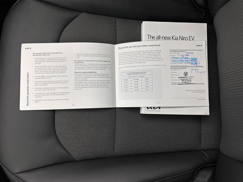 Kia Niro EV DynamicLine 64.8 kWh [ 3-Fase-11kW] {SOH-100%} (INCL-BTW) *LEATHER-FABRIC | ADAPTIVE-CRUISE | DIGI-COCKPIT | KEYLESS | CAMERA | DAB | COMFORT-SEATS | SHIFTPADDLES | ECC | PRIVACY-GLASS | PDC | 17''ALU*