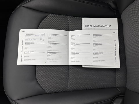 Kia Niro EV DynamicLine 64.8 kWh [ 3-Fase-11kW] {SOH-100%} (INCL-BTW) *LEATHER-FABRIC | ADAPTIVE-CRUISE | DIGI-COCKPIT | KEYLESS | CAMERA | DAB | COMFORT-SEATS | SHIFTPADDLES | ECC | PRIVACY-GLASS | PDC | 17''ALU*
