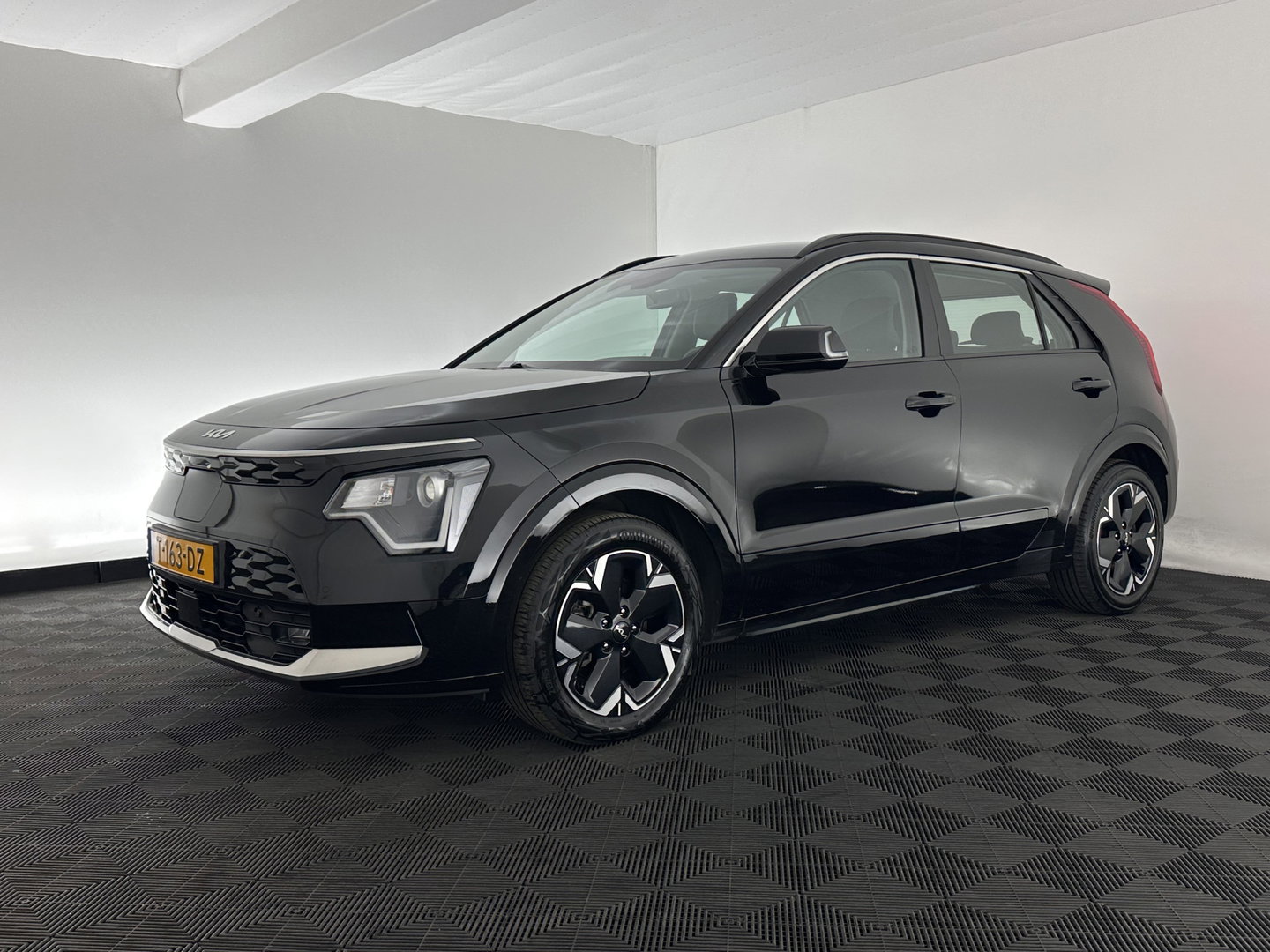 Kia Niro EV DynamicLine 64.8 kWh [ 3-Fase-11kW] {SOH-100%} (INCL-BTW) *LEATHER-FABRIC | ADAPTIVE-CRUISE | DIGI-COCKPIT | KEYLESS | CAMERA | DAB | COMFORT-SEATS | SHIFTPADDLES | ECC | PRIVACY-GLASS | PDC | 17''ALU*