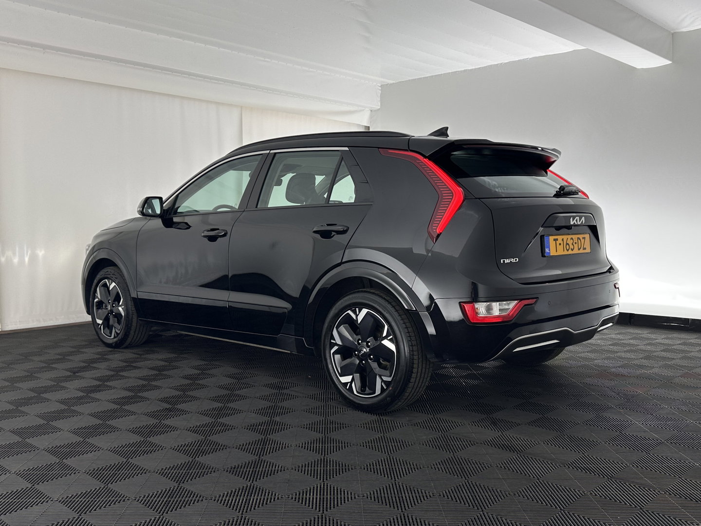 Kia Niro EV DynamicLine 64.8 kWh [ 3-Fase-11kW] {SOH-100%} (INCL-BTW) *LEATHER-FABRIC | ADAPTIVE-CRUISE | DIGI-COCKPIT | KEYLESS | CAMERA | DAB | COMFORT-SEATS | SHIFTPADDLES | ECC | PRIVACY-GLASS | PDC | 17''ALU*