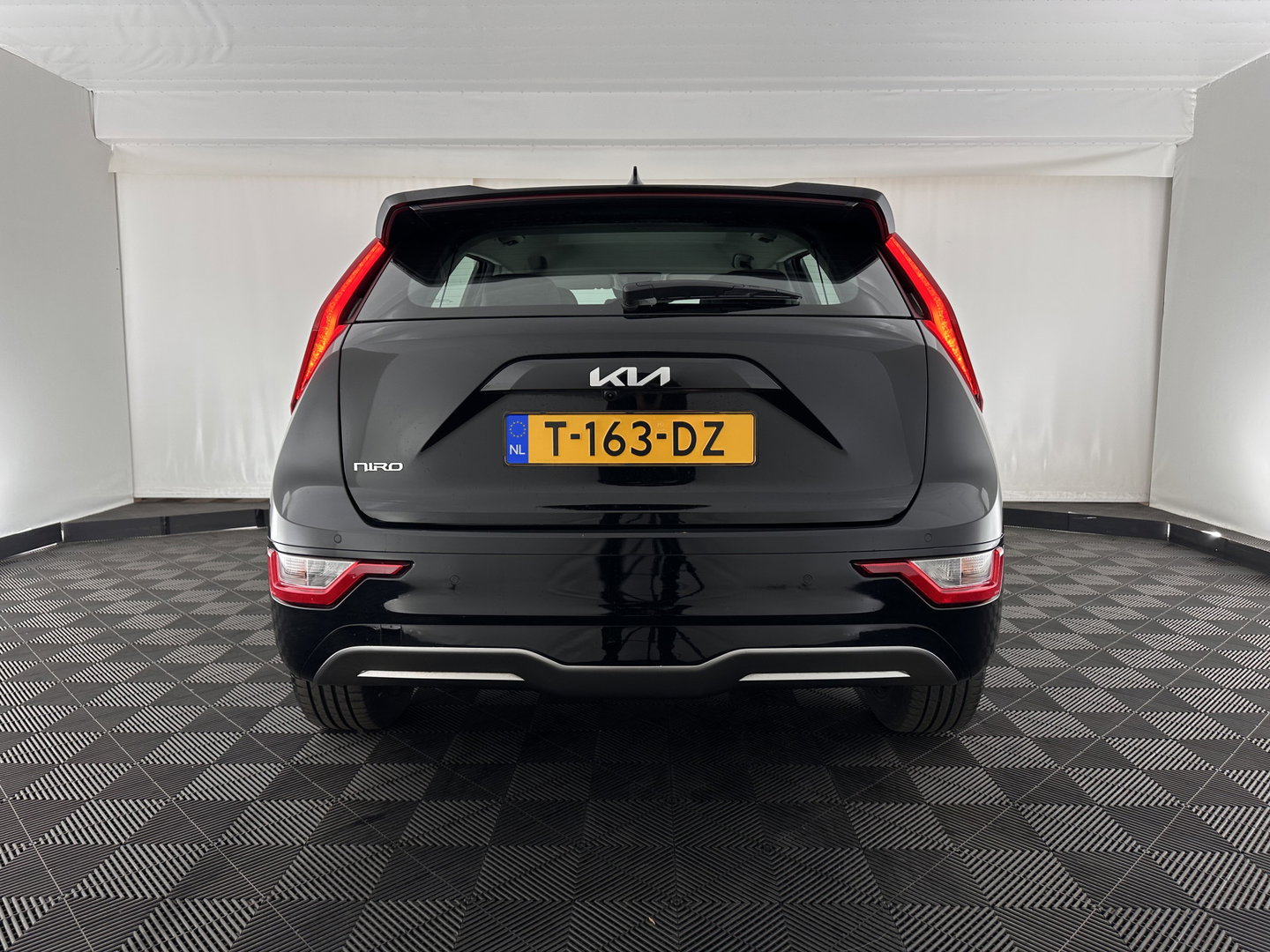 Kia Niro EV DynamicLine 64.8 kWh [ 3-Fase-11kW] {SOH-100%} (INCL-BTW) *LEATHER-FABRIC | ADAPTIVE-CRUISE | DIGI-COCKPIT | KEYLESS | CAMERA | DAB | COMFORT-SEATS | SHIFTPADDLES | ECC | PRIVACY-GLASS | PDC | 17''ALU*