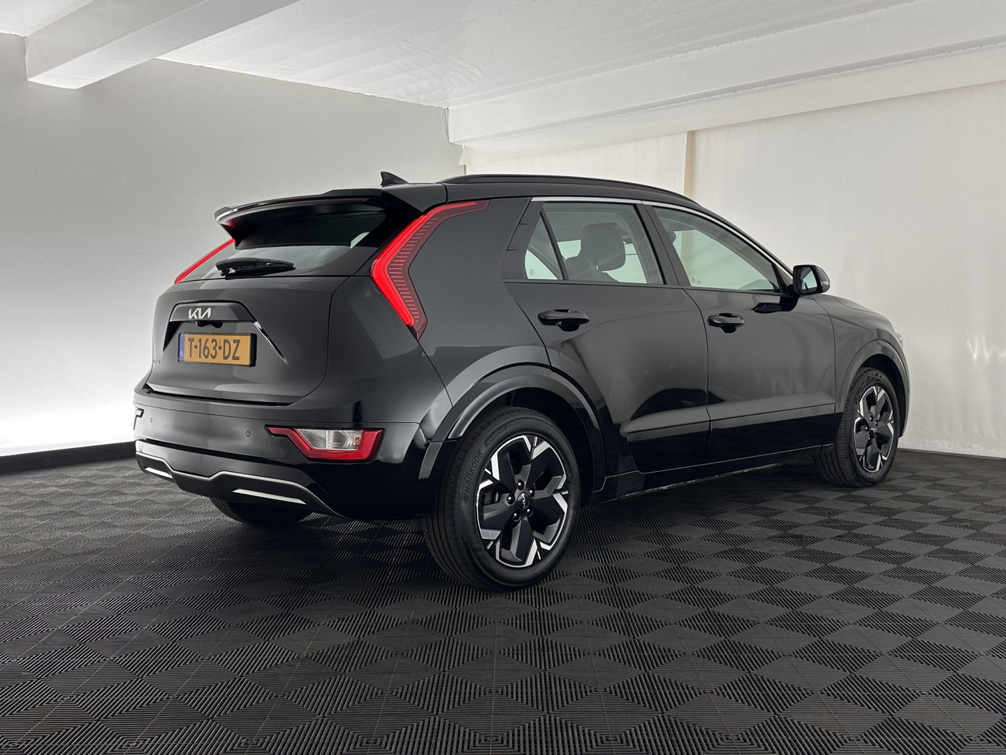 Kia Niro EV DynamicLine 64.8 kWh [ 3-Fase-11kW] {SOH-100%} (INCL-BTW) *LEATHER-FABRIC | ADAPTIVE-CRUISE | DIGI-COCKPIT | KEYLESS | CAMERA | DAB | COMFORT-SEATS | SHIFTPADDLES | ECC | PRIVACY-GLASS | PDC | 17''ALU*