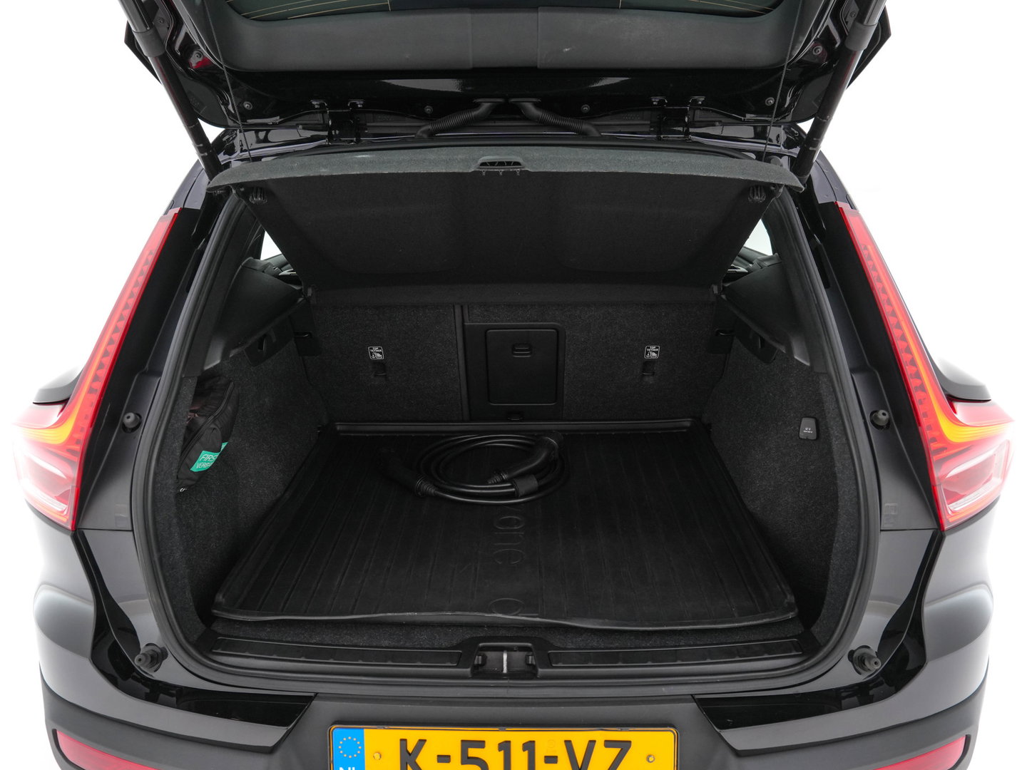 Volvo XC40 Recharge P8 AWD R-Design [ 3-Fase ] (INCL.BTW) Aut. *PANO | LEATHER-ALCANTARA | ADAPTIVE-CRUISE | DIGI-COCKPIT | FULL-LED | CAMERA | NAVI-FULLMAP | ECC | PDC | KEYLESS | HEATED-SPORTSEATS | TOWBAR | 19''ALU*