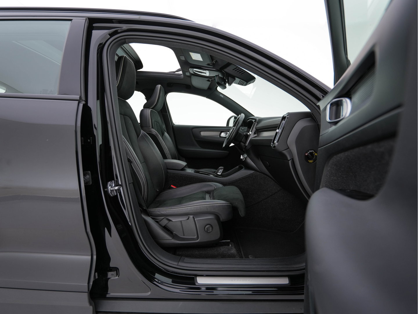 Volvo XC40 Recharge P8 AWD R-Design [ 3-Fase ] (INCL.BTW) Aut. *PANO | LEATHER-ALCANTARA | ADAPTIVE-CRUISE | DIGI-COCKPIT | FULL-LED | CAMERA | NAVI-FULLMAP | ECC | PDC | KEYLESS | HEATED-SPORTSEATS | TOWBAR | 19''ALU*