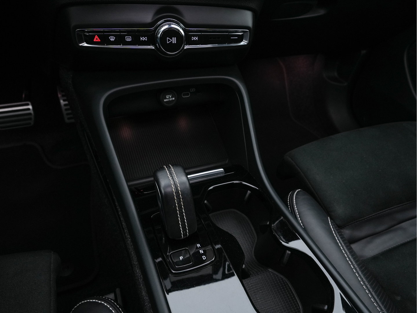 Volvo XC40 Recharge P8 AWD R-Design [ 3-Fase ] (INCL.BTW) Aut. *PANO | LEATHER-ALCANTARA | ADAPTIVE-CRUISE | DIGI-COCKPIT | FULL-LED | CAMERA | NAVI-FULLMAP | ECC | PDC | KEYLESS | HEATED-SPORTSEATS | TOWBAR | 19''ALU*