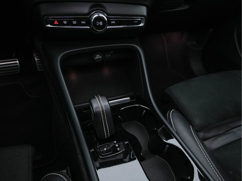 Volvo XC40 Recharge P8 AWD R-Design [ 3-Fase ] (INCL.BTW) Aut. *PANO | LEATHER-ALCANTARA | ADAPTIVE-CRUISE | DIGI-COCKPIT | FULL-LED | CAMERA | NAVI-FULLMAP | ECC | PDC | KEYLESS | HEATED-SPORTSEATS | TOWBAR | 19''ALU*