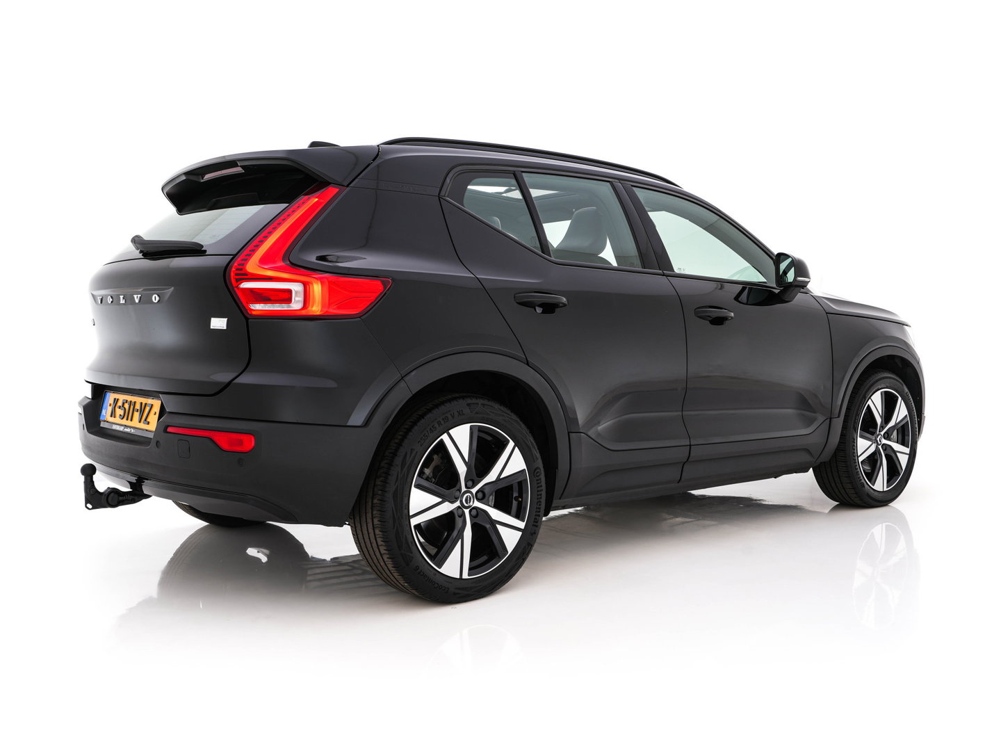 Volvo XC40 Recharge P8 AWD R-Design [ 3-Fase ] (INCL.BTW) Aut. *PANO | LEATHER-ALCANTARA | ADAPTIVE-CRUISE | DIGI-COCKPIT | FULL-LED | CAMERA | NAVI-FULLMAP | ECC | PDC | KEYLESS | HEATED-SPORTSEATS | TOWBAR | 19''ALU*