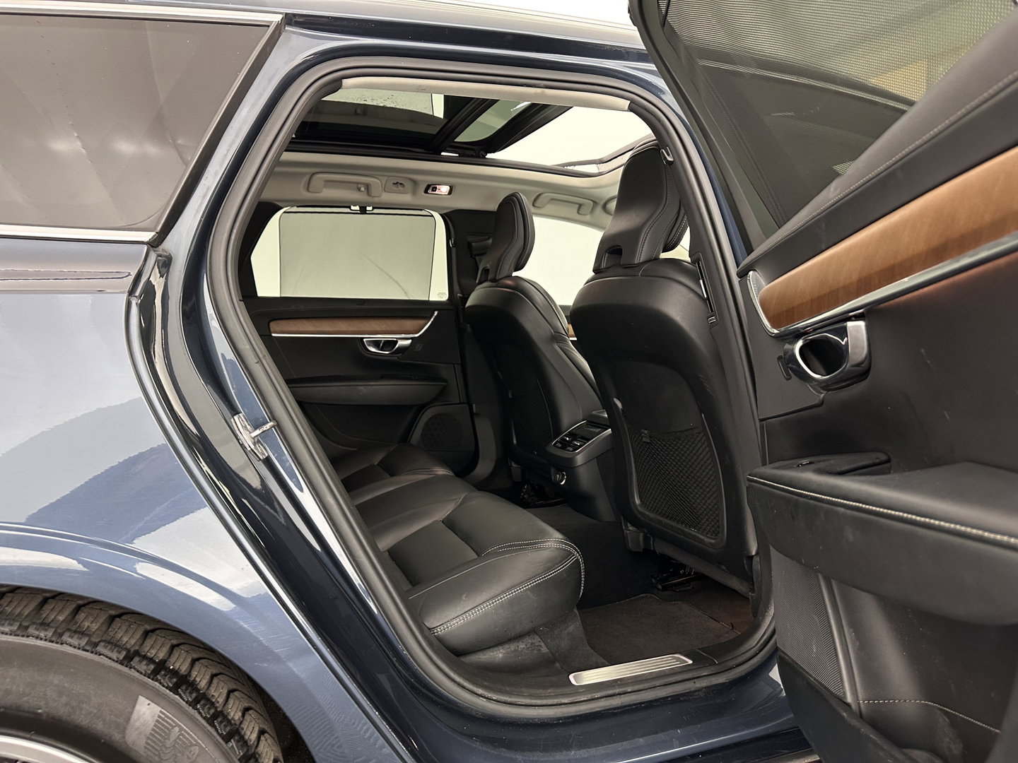 Volvo V90 2.0 D4 Momentum Pro (INCL-BTW) Aut. *PANO | LEATHER | HEAD-UP | FULL-LED | MEMORY-PACK | HEATED-SPORTSEATS | BLINDSPOT | CAMERA | KEYLESS | DIGI-COCKPIT | PRIVACY-GLASS | NAVI-FULLMAP | ECC | LANE-ASSIST | 17"AL