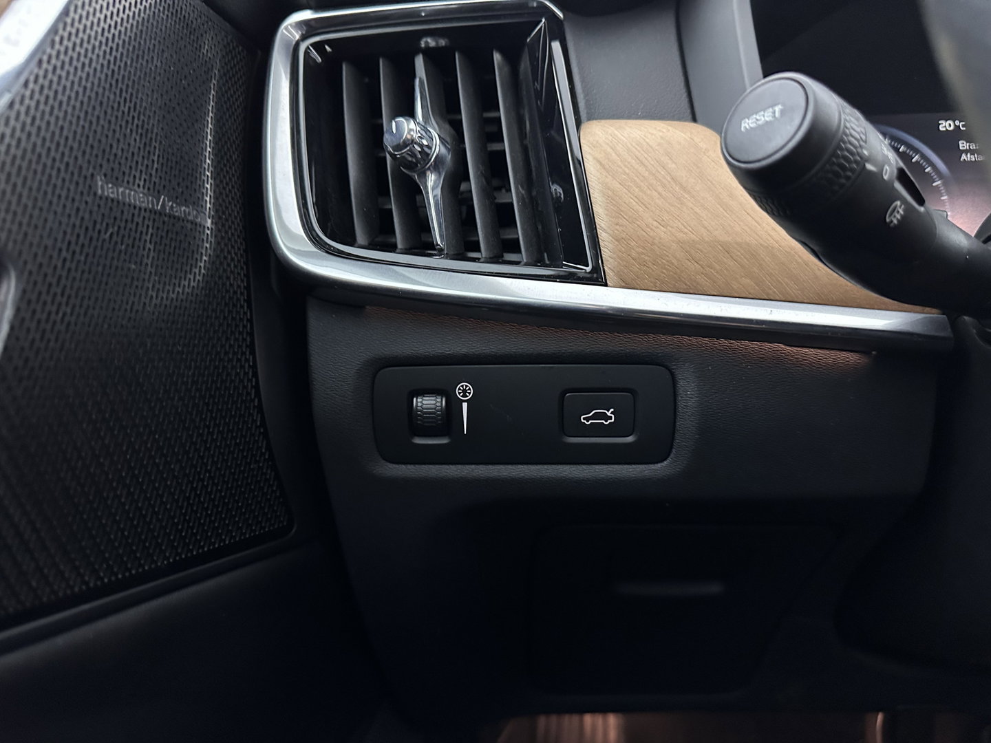 Volvo V90 2.0 D4 Momentum Pro (INCL-BTW) Aut. *PANO | LEATHER | HEAD-UP | FULL-LED | MEMORY-PACK | HEATED-SPORTSEATS | BLINDSPOT | CAMERA | KEYLESS | DIGI-COCKPIT | PRIVACY-GLASS | NAVI-FULLMAP | ECC | LANE-ASSIST | 17"AL