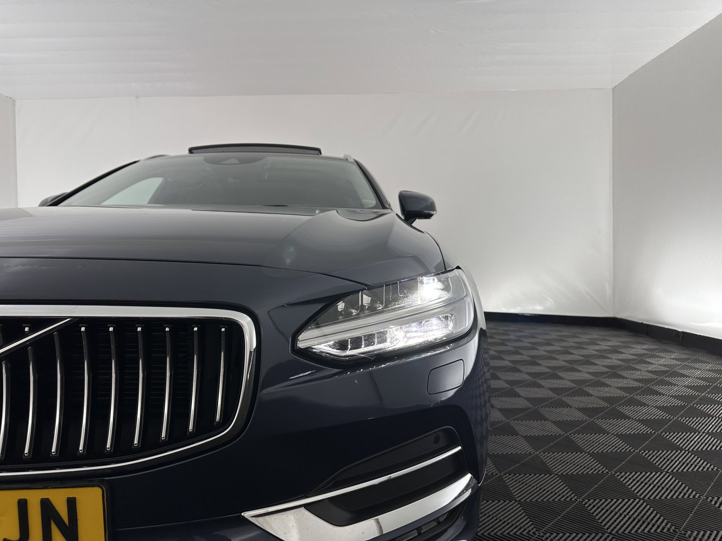 Volvo V90 2.0 D4 Momentum Pro (INCL-BTW) Aut. *PANO | LEATHER | HEAD-UP | FULL-LED | MEMORY-PACK | HEATED-SPORTSEATS | BLINDSPOT | CAMERA | KEYLESS | DIGI-COCKPIT | PRIVACY-GLASS | NAVI-FULLMAP | ECC | LANE-ASSIST | 17"AL