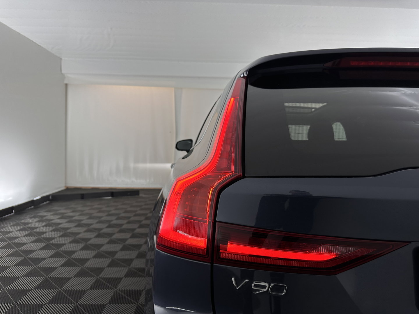 Volvo V90 2.0 D4 Momentum Pro (INCL-BTW) Aut. *PANO | LEATHER | HEAD-UP | FULL-LED | MEMORY-PACK | HEATED-SPORTSEATS | BLINDSPOT | CAMERA | KEYLESS | DIGI-COCKPIT | PRIVACY-GLASS | NAVI-FULLMAP | ECC | LANE-ASSIST | 17"AL