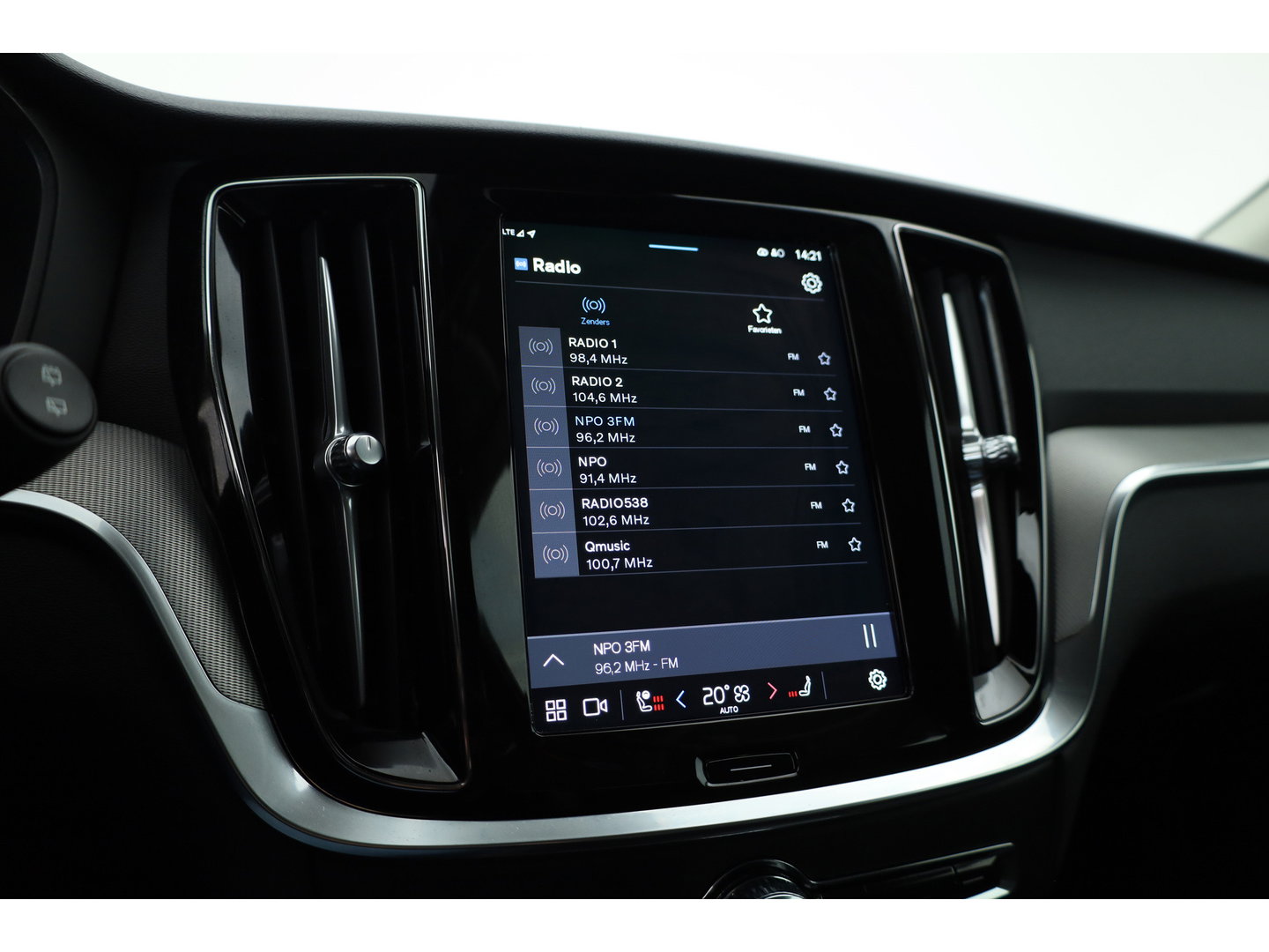 Volvo V60 2.0 T6 Plug-in hybrid AWD Plus Dark | 360 Cam | ACC | Blis | H&K Audio | Stoel 4 & Stuur verwarming | memory |