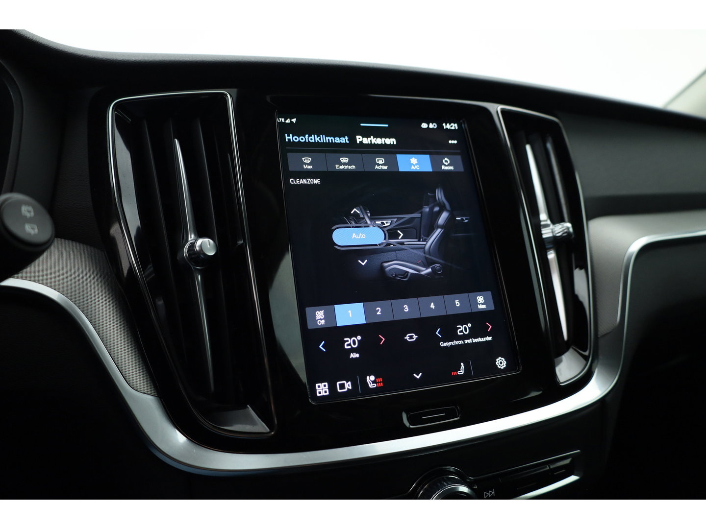 Volvo V60 2.0 T6 Plug-in hybrid AWD Plus Dark | 360 Cam | ACC | Blis | H&K Audio | Stoel 4 & Stuur verwarming | memory |