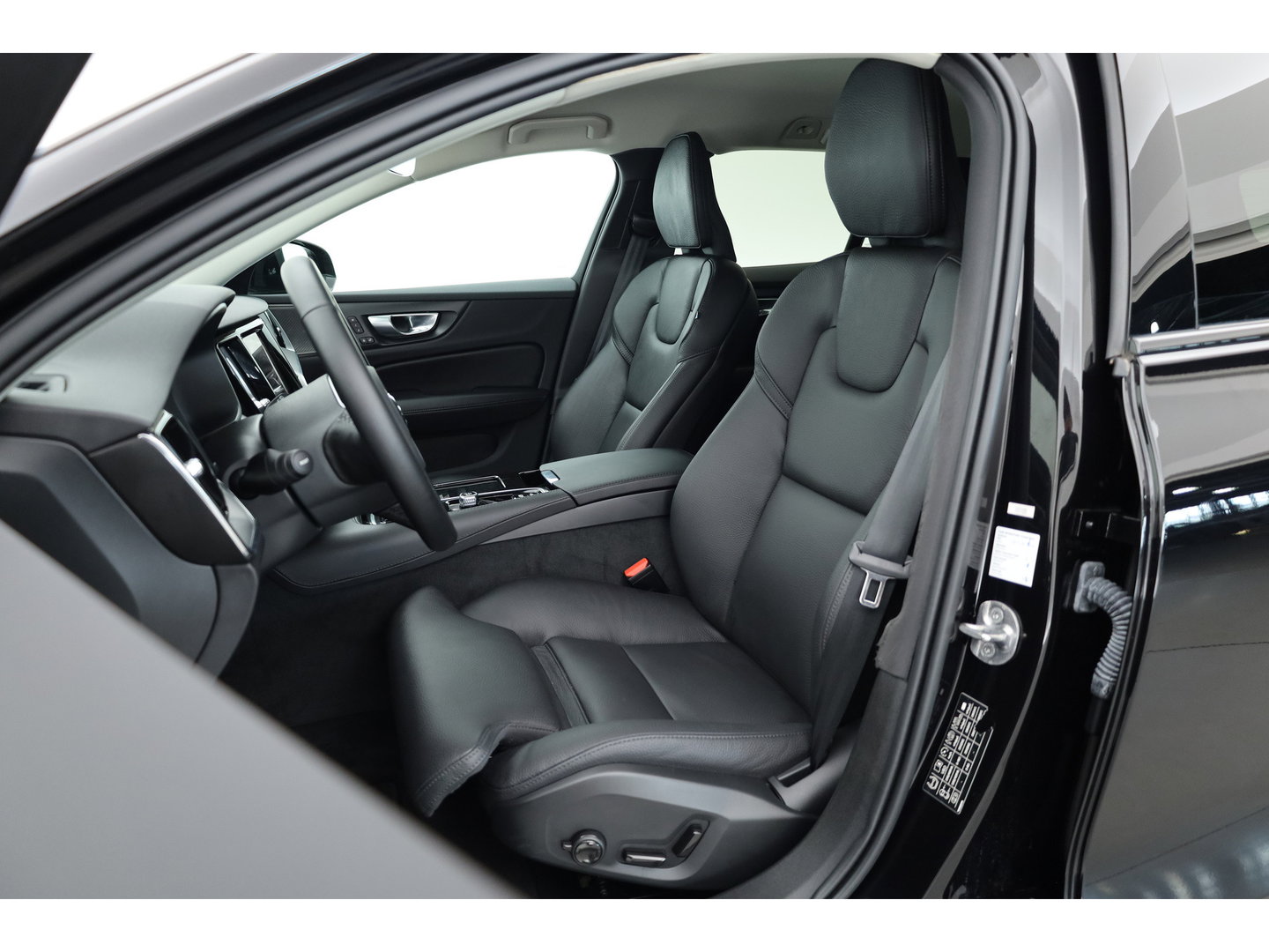 Volvo V60 2.0 T6 Plug-in hybrid AWD Plus Dark | 360 Cam | ACC | Blis | H&K Audio | Stoel 4 & Stuur verwarming | memory |