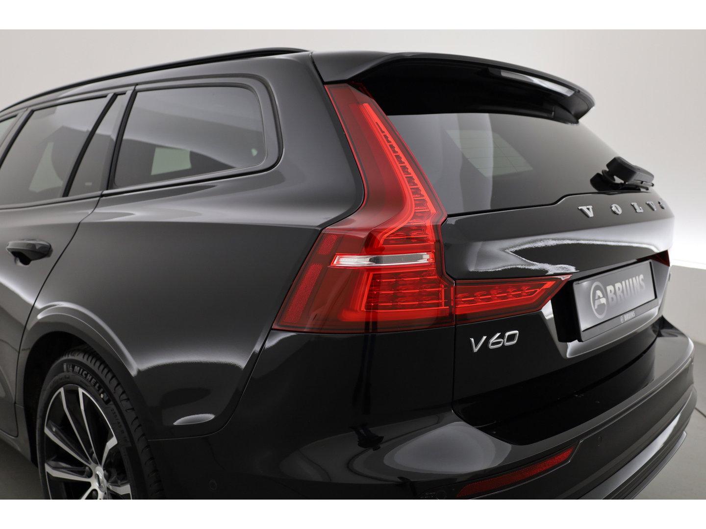 Volvo V60 2.0 T6 Plug-in hybrid AWD Plus Dark | 360 Cam | ACC | Blis | H&K Audio | Stoel 4 & Stuur verwarming | memory |