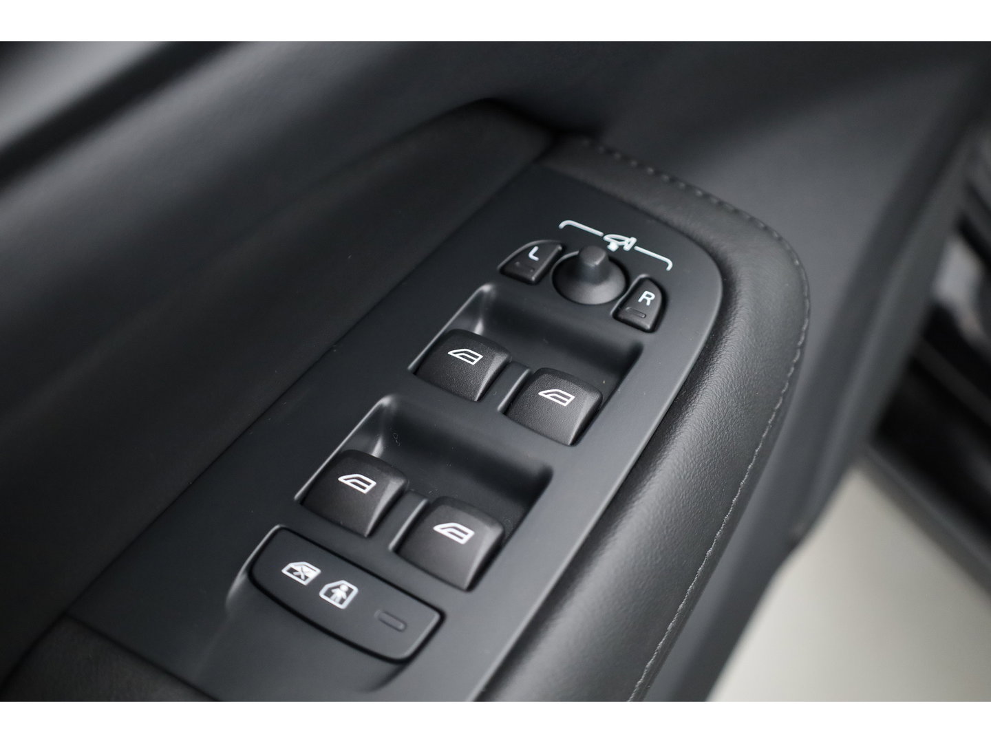 Volvo V60 2.0 T6 Plug-in hybrid AWD Plus Dark | 360 Cam | ACC | Blis | H&K Audio | Stoel 4 & Stuur verwarming | memory |